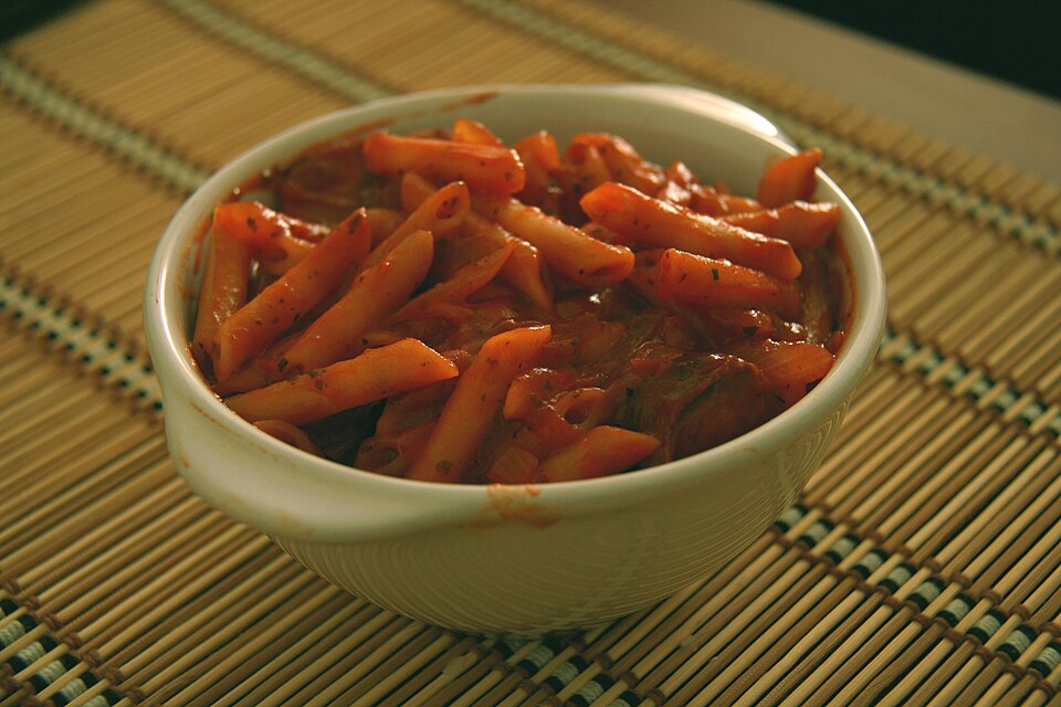 Macarrones con tomate y chorizo